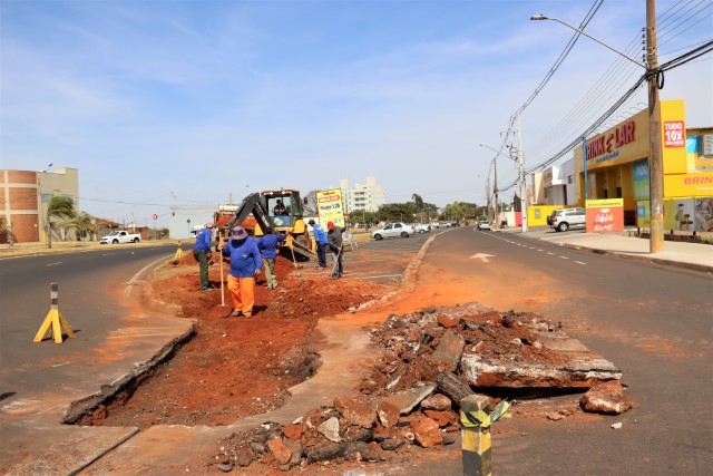 Sosp executa sarjetão próximo à rotatória do Prudentão, na Av. Juscelino Kubitschek