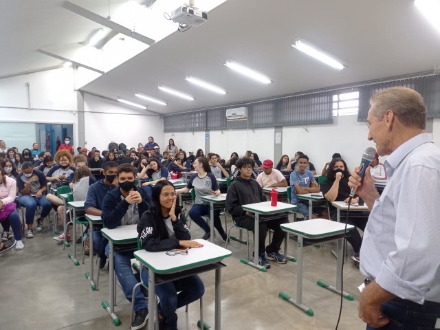 Prefeito participa de bate-papo sobre empreendedorismo com alunos da E.E. Arlindo Fantini