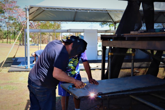 Palco, estandes e parque em montagem: Expo Prudente aquece a economia 