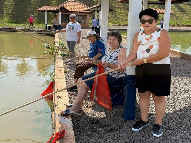 Idosos do CRI participam de manhã interativa em pesqueiro em alusão ao Mês do Idoso
