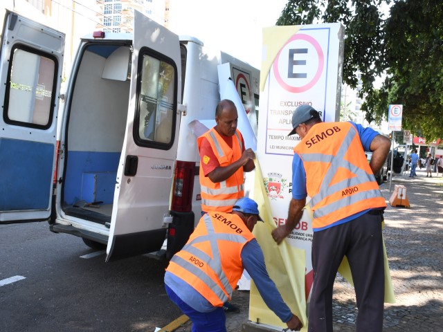 Semob instala totens de bolsões de estacionamento para transporte por aplicativo