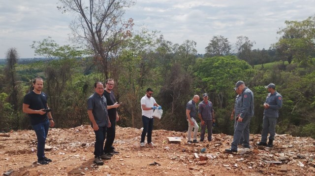 Fumaça na Vila Furquim: força-tarefa continua trabalho e Unesp vai estudar material misturado à terra
