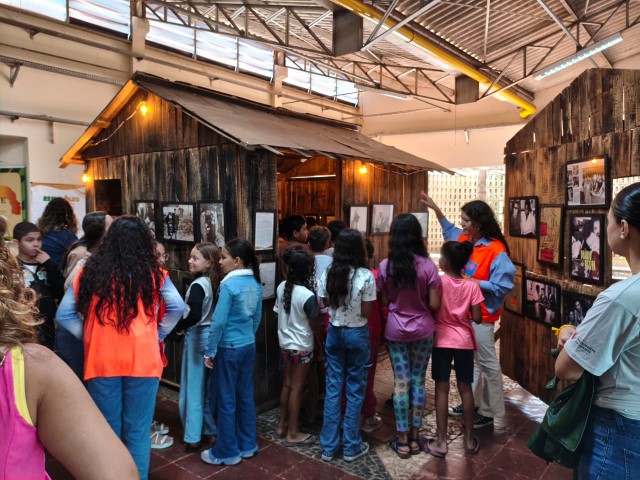 Alunos da rede municipal visitam instalação ‘Casa Carolina Maria de Jesus’, na FCT/Unesp