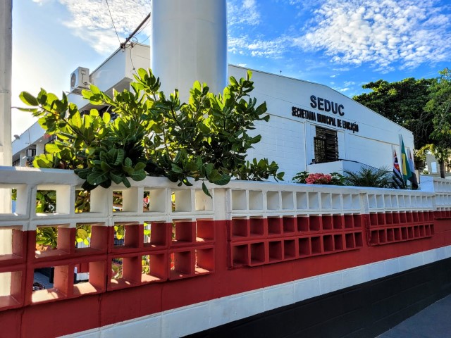 Seduc entrega revitalização da sede; 61 escolas da rede ganharão nova pintura