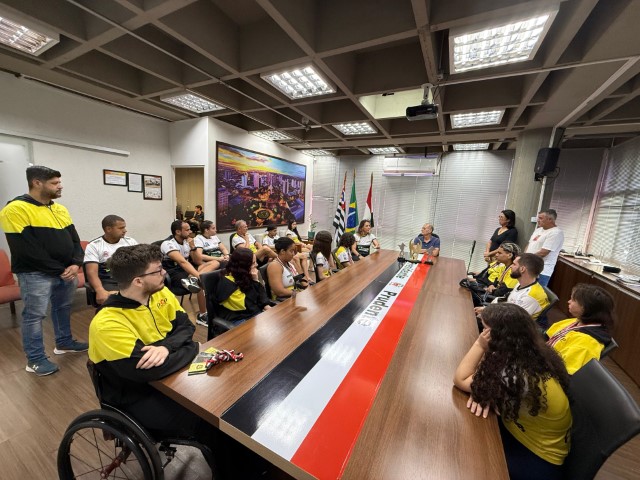 Prefeito recebe atletas paralímpicos que conquistaram medalhas pelo esporte prudentino no PARESP