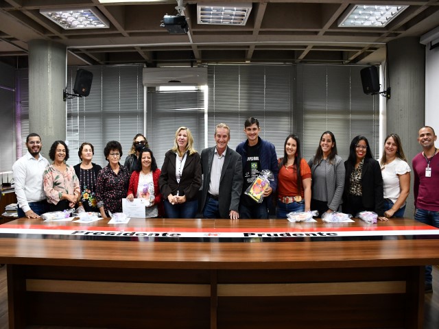 Prefeito realiza entrega de certificados para alunas de patchwork da Praça Ana Jacinta 