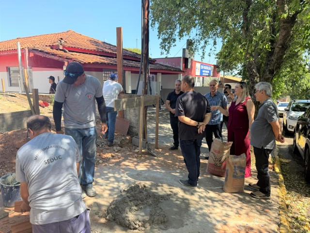 Prefeito Tupã anuncia nova quadra em Floresta do Sul durante visita às escolas