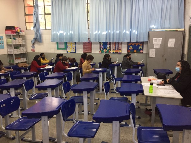 Educadores infantis participaram da avaliação no domingo (22) no plano de carreira