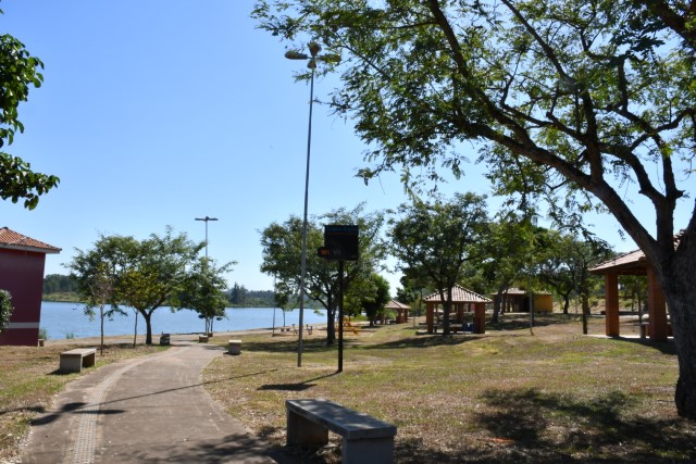 Durante férias escolares, Balneário da Amizade amplia horário de funcionamento até as 22h30