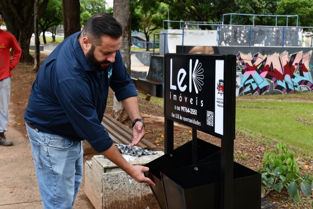 Semea e Turismo incentivam instalação de lixeiras por empresas em praças e parques públicos 