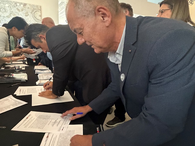 Prefeito assina convênio de R$ 3,9 mi para implantar parque linear na linha férrea