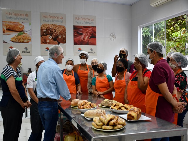 Prefeito confere curso de panificação com primeira turma formada neste mês 