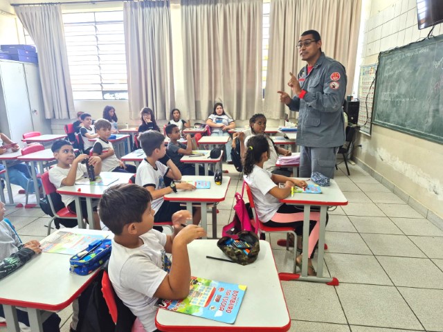 Bombeiro na Escola: Programa orienta sobre prevenção e primeiros socorros