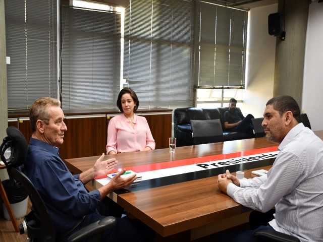 Prefeito Ed Thomas recebe músicos do ‘Grupo Percussionismo’