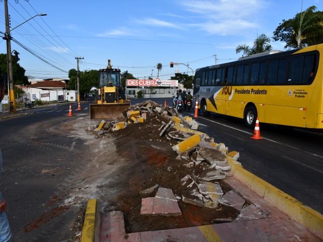 Semob inicia retirada dos 500 metros de ciclovia na Alvino Gomes Teixeira