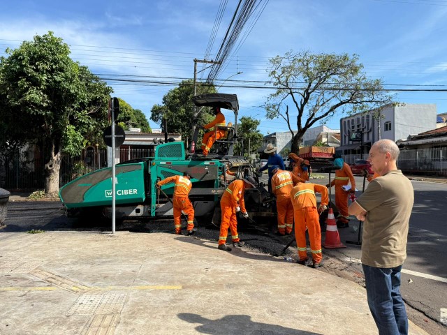  Recapeamento prossegue na Rua Ribeiro de Barros; obras contemplam mais de 50 ruas 