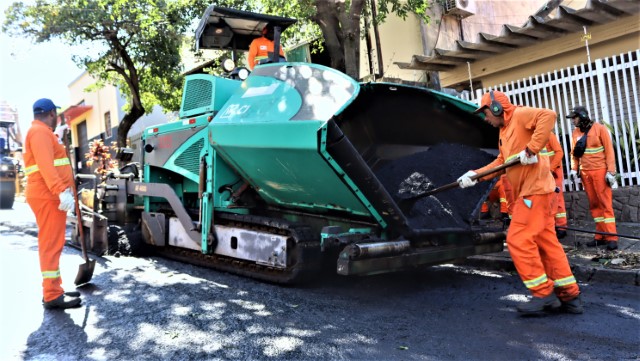 Recapeamento é concluído na Ribeiro de Barros e avança para Rua Fagundes Varela 