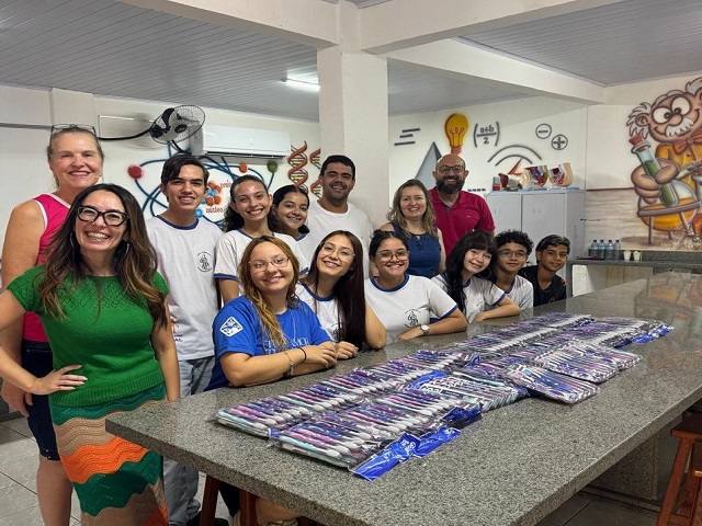 Juventude e Rotary Rosa dos Ventos doam 300 kits de higiene bucal para escola