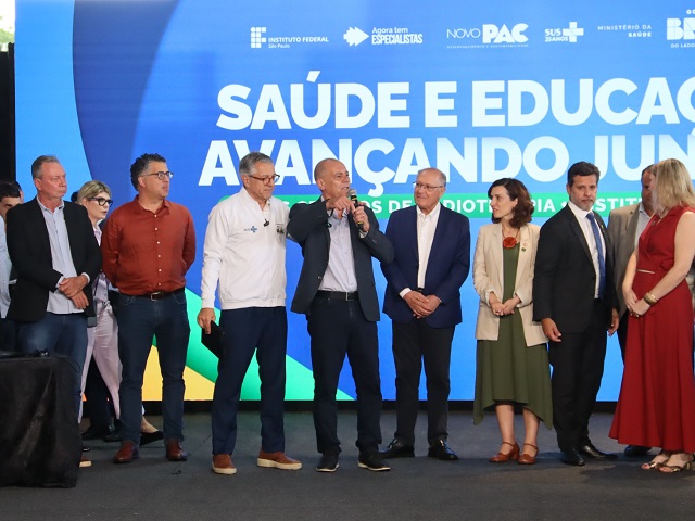 Vice-presidente, Geraldo Alckmin, prefeito Tupã e ministros inauguram Carreta da Saúde