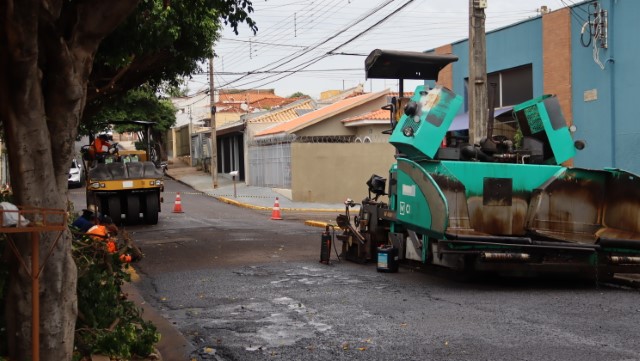 Recapeamento asfáltico chega à Rua Cícero Elpídio de Barros e se aproxima do bairro São Judas