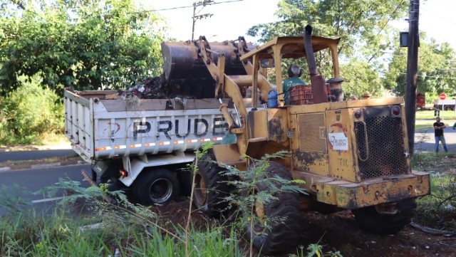 Operação recolhe 15 caminhões de material depositado em locais irregulares