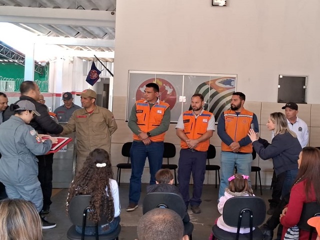Defesa Civil recebe homenagem por atuação em ocorrência de destaque em Martinópolis