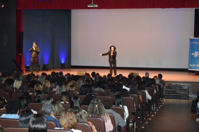 Viviane Mosé ministra palestra sobre educação, liderança e propósito