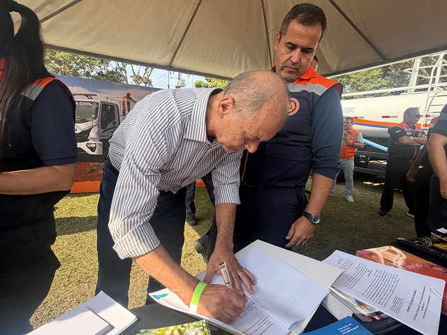 Prefeito assina convênio para construção de ponte na Estrada Boiadeira
