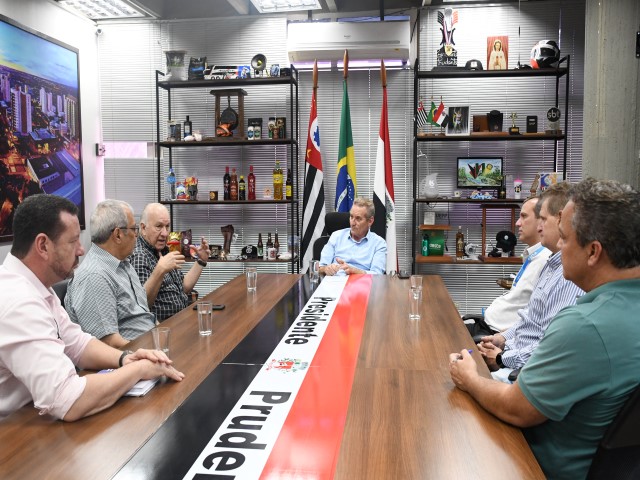 Prefeito recebe equipe da Construtora Tecol, que retoma construção do Residencial Istanbul