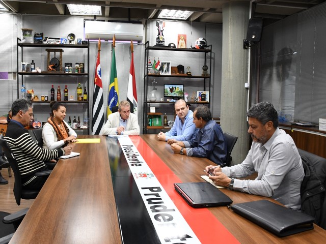 Prefeito recebe vereador William Leite e comissão da associação dos condutores escolares