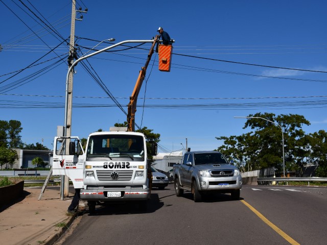 Semob inicia instalação de semáforo na Avenida Joaquim Constantino, na altura da AABB