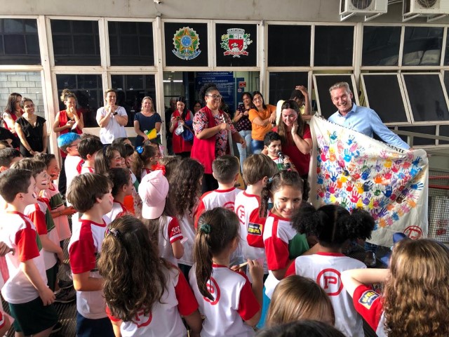 Em visita ao Paço, alunos do Colégio Presbiteriano homenageiam Prudente pelos 105 anos