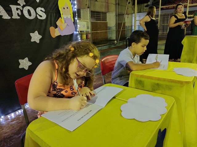 E.M. Professor Ivo Garrido promove 1ª Noite de Autógrafos do Projeto Estante Mágica