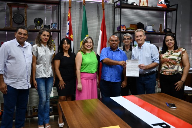 Prefeito recebe pedido de creche da Associação de Moradores do Parque Imperial 