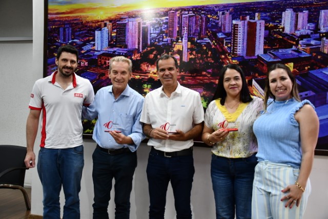 Prefeitura recebe doação do Sesi de 1.524 livros que atenderão escolas municiais 