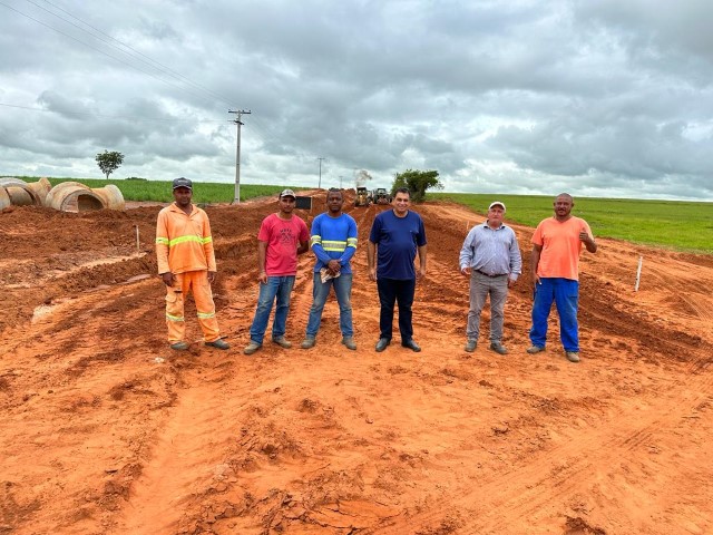 Izaque vistoria pavimentação da Rod. Raimundo Maiolini, entre Ameliópolis e Rio do Peixe