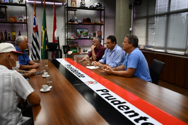 Vice-prefeito Izaque Silva recebe produtores de batata-doce