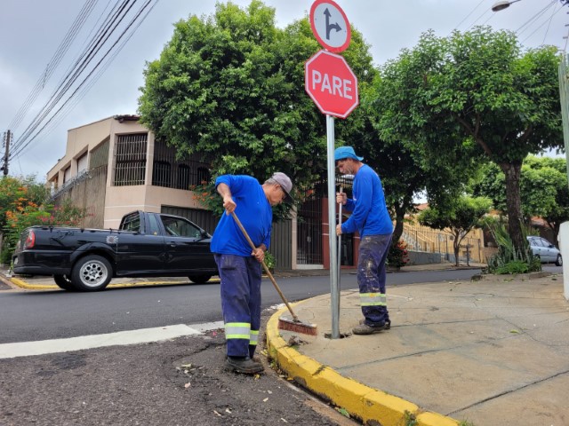 Semob inicia instalação de 3 mil placas de trânsito; novo modelo segue normas do Contran