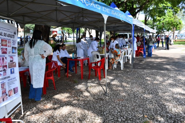 SAS, Sesau e Semob fazem ação na Praça dos Pioneiros para moradores em situação de rua 