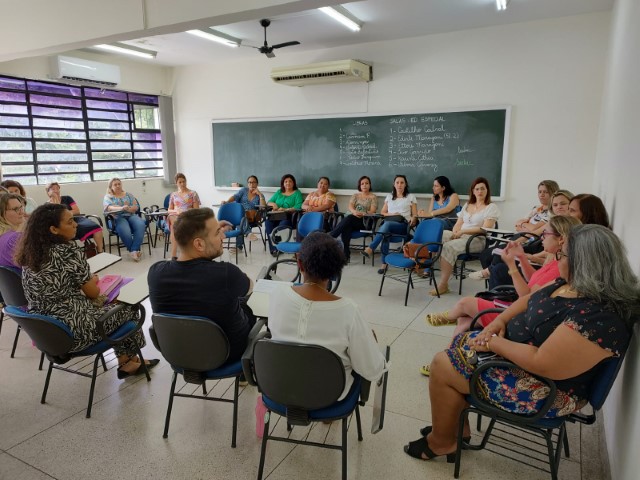 Professores debatem tema “Violência contra crianças e a formação de gestores escolares”