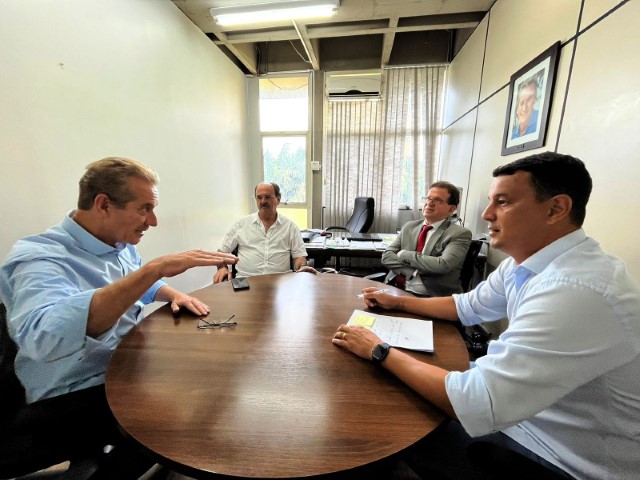 Ed discute projetos com promotor de justiça, dr. Mário Coimbra, e professor dr. Aldo Job