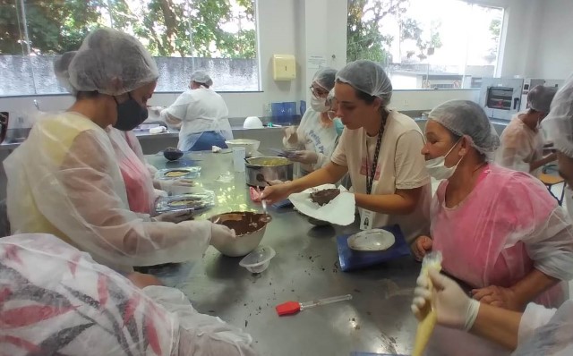 Fundo Social capacita mulheres em curso gratuito de fabricação de ovos de páscoa 