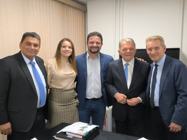 Prefeito e vice-prefeito participam da posse dos deputados em evento na capital