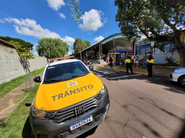 Agentes de trânsito reforçam medidas para garantir a segurança de estudantes