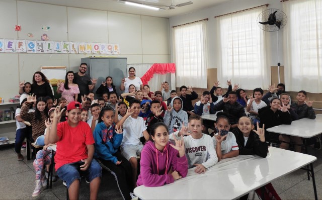 Dia Nacional de Libras é comemorado em escolas de Prudente