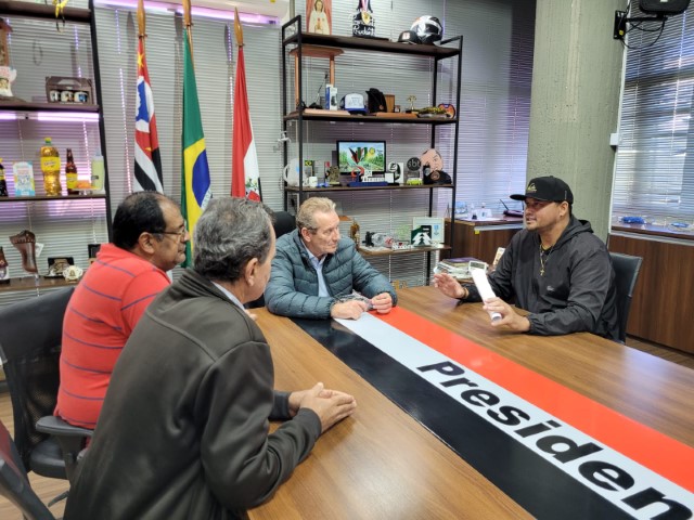 Prefeito recebe vereador Negativo e Associação de Moradores Tapajós e Cremonezi