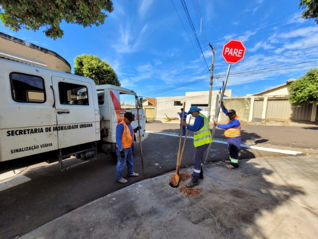 Semob instala 200 placas de sinalização de trânsito nos bairros São Lucas e São Matheus