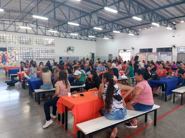 Projeto Aquarela realiza festas em homenagem ao mês das mães