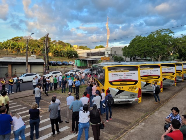 Prefeito apresenta 10 novos ônibus zero quilômetro incorporados ao transporte coletivo