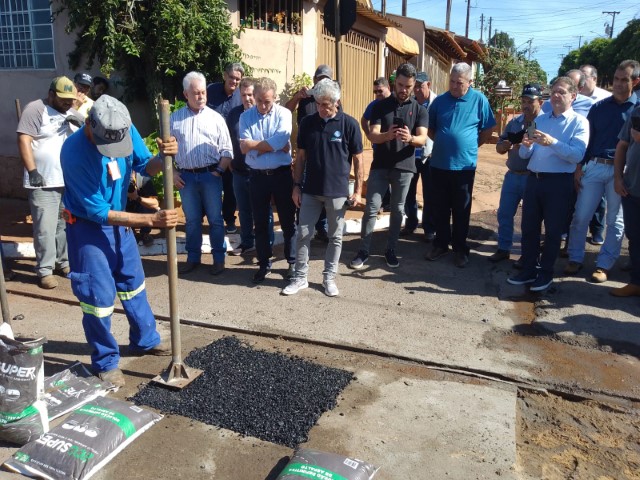 Em Tarumã, prefeito Ed Thomas conhece nova tecnologia utilizada em operações tapa-buracos